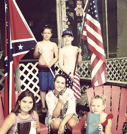 Keaton Jones junto a su familia, portando la bandera del Ku klux klan