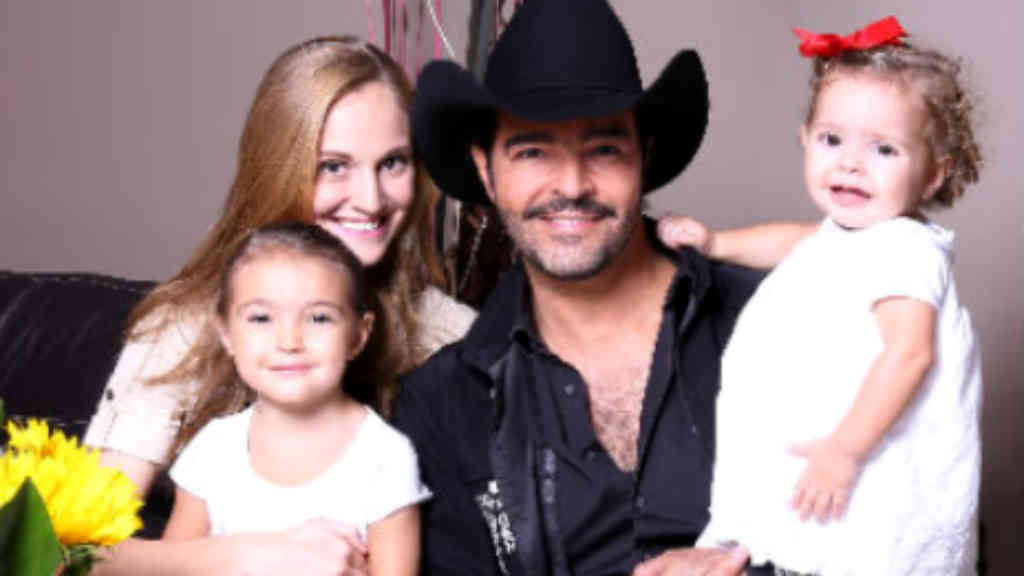 Pablo Montero junto a su exesposa e hijas
