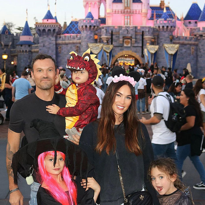 Megan Fox con sus hijos y su exesposo- Foto Cortesía