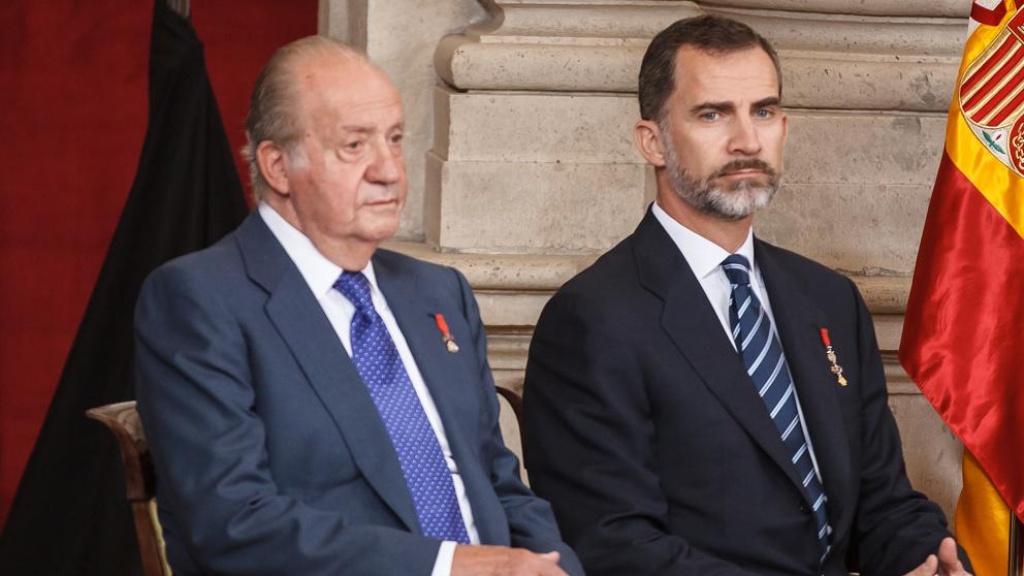 Juan Carlos I y su hijo, el rey Felipe VI de España - Cortesía